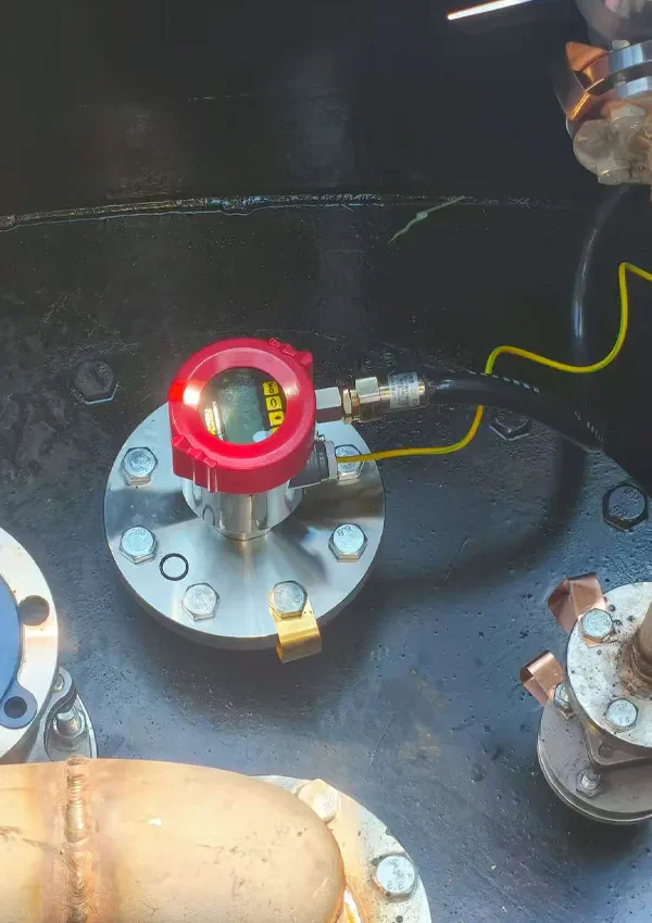 Radar level transmitter installed on an oil storage tank for non-contact liquid level measurement.